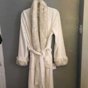 White robe with faux fur